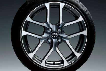 195/45R17タイヤ(ブリヂストンPOTENZA RE050A)&17×6 1/2 J “GR SPORT・17インチパッケージ” 専用アルミホイール(切削光輝)&専用センターオーナメント