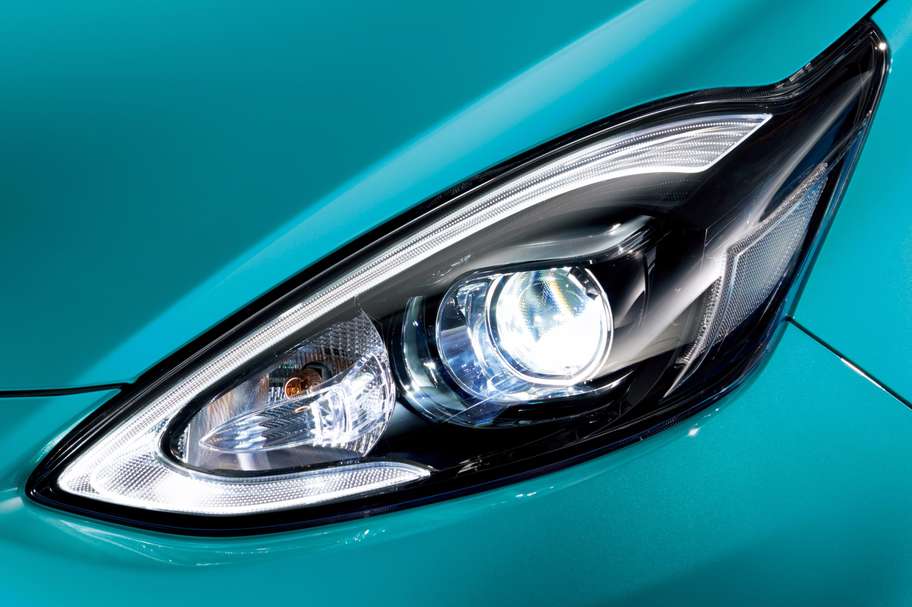 Bi-Beam LEDヘッドランプ(オートレベリング機能付/スモークエクステンション加飾/ランプオートカットシステム)+LEDクリアランスランプ+フロントターンランプ