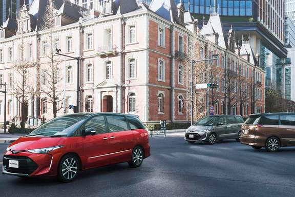 （左）：エスティマ AERAS PREMIUM-G（2WD・7人乗り）。（中）：エスティマAERAS PREMIUM（2WD・7人乗り）。（右）：エスティマAERAS SMART（2WD・7人乗り）。